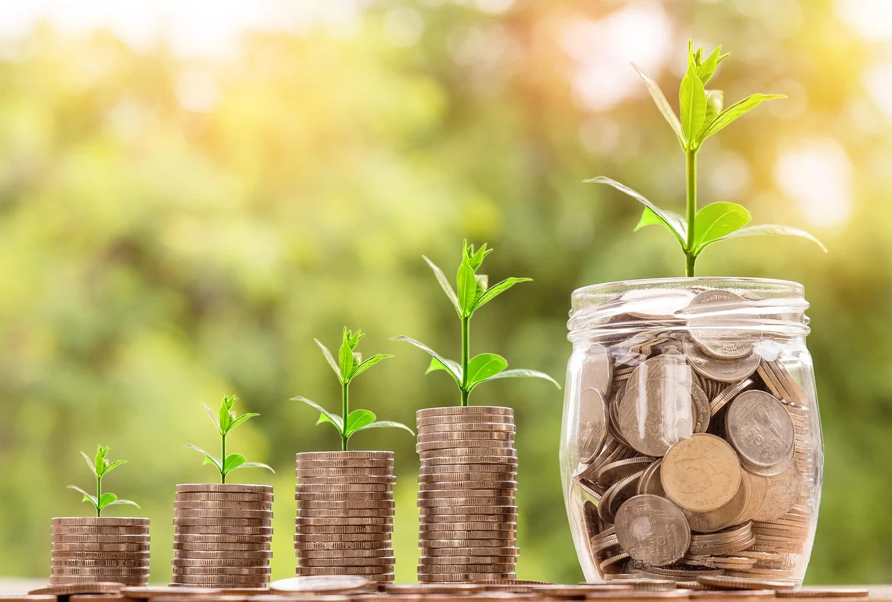 Pessoa organizando finanças para sair das dívidas